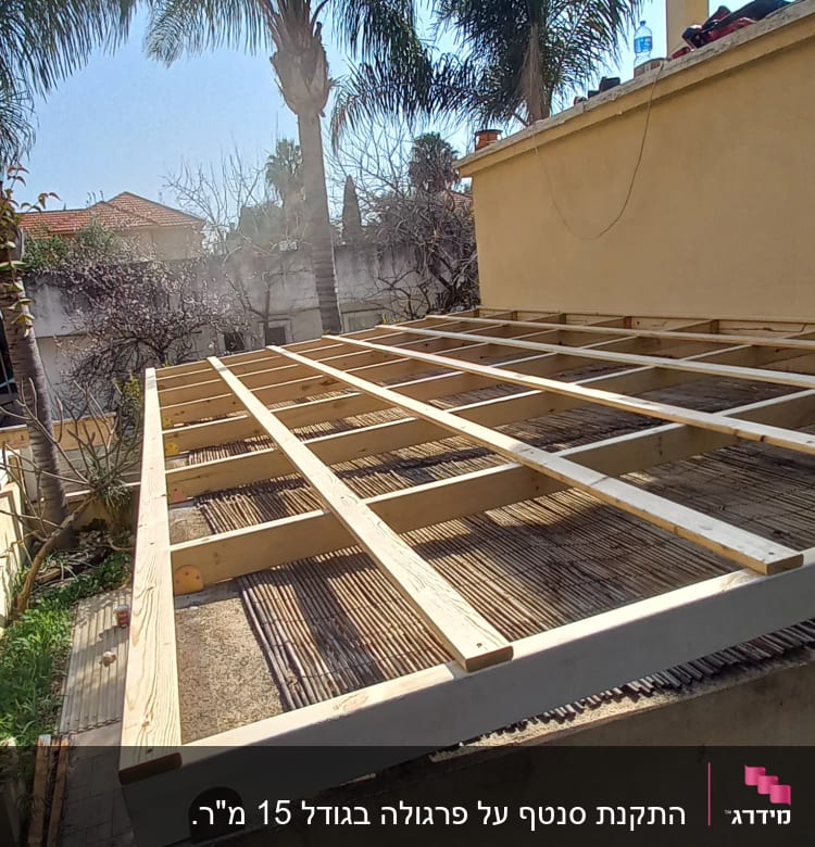 מבנה עץ עם קורות עץ על גג